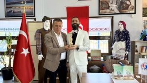 Akif Manaf’a Büyük Mübadele Derneği’nden Evrensel Kardeşlik ve Barış Ödülü