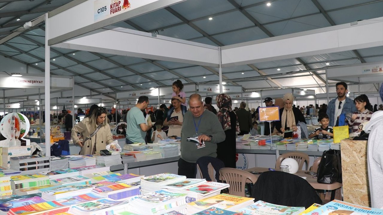 Rize’de 3. Kitap Fuarı devam ediyor